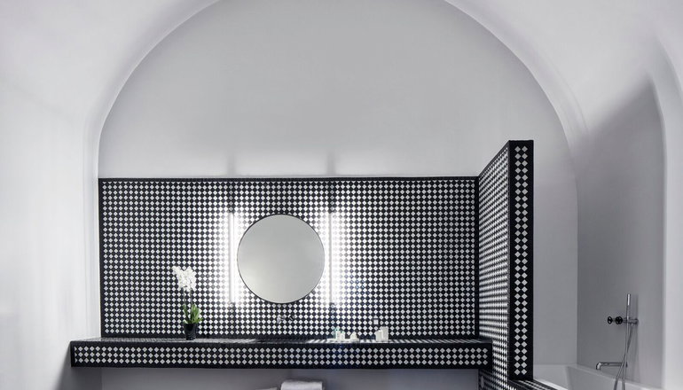 5* Katikies Garden Santorini - The Leading Hotels Of The World