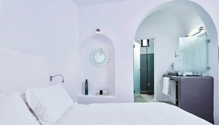 5* Sun Rocks Santorini