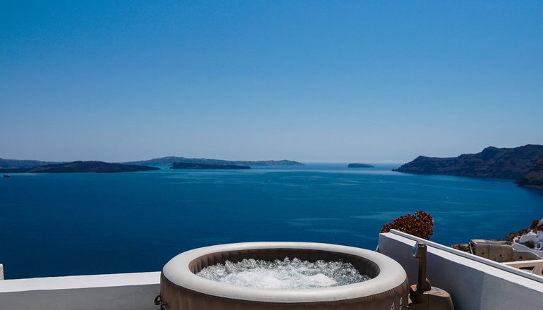 4* La Maltese Oia Luxury Suites