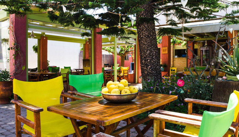 Saronis Hotel