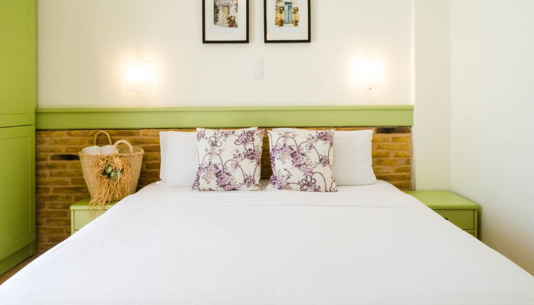 Saronis Hotel
