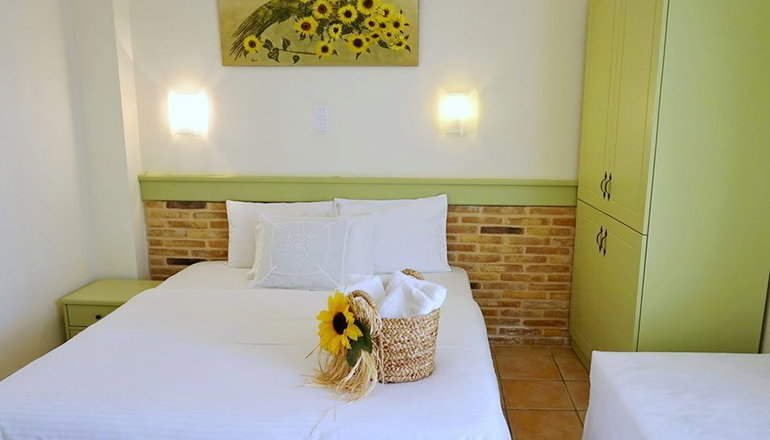 Saronis Hotel