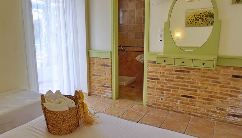 Saronis Hotel