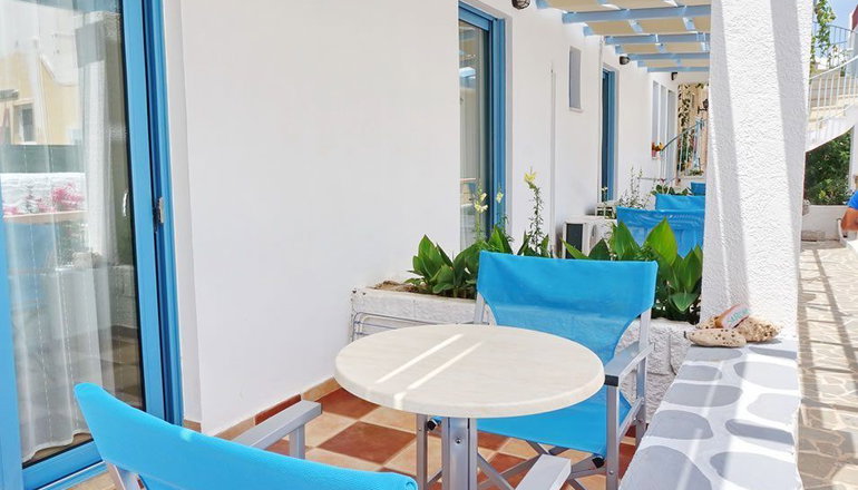 Saronis Hotel