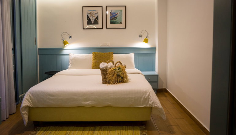 Saronis Hotel