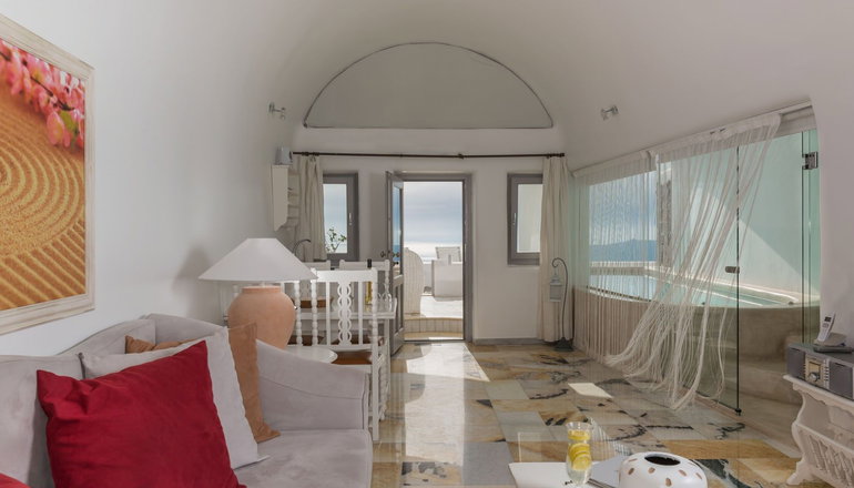 4* Iliovasilema Suites Santorini