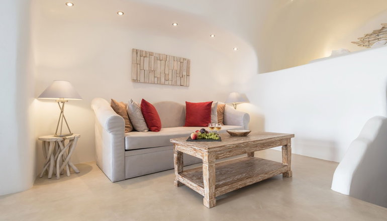 4* Iliovasilema Suites Santorini