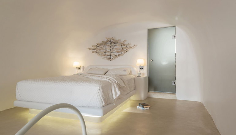 4* Iliovasilema Suites Santorini
