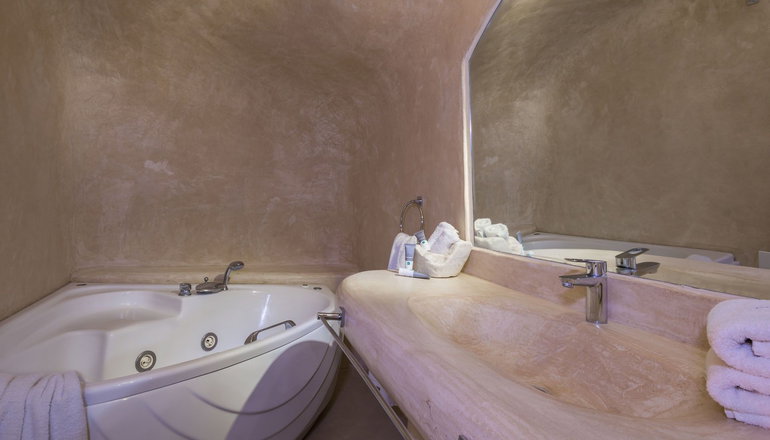 4* Iliovasilema Suites Santorini