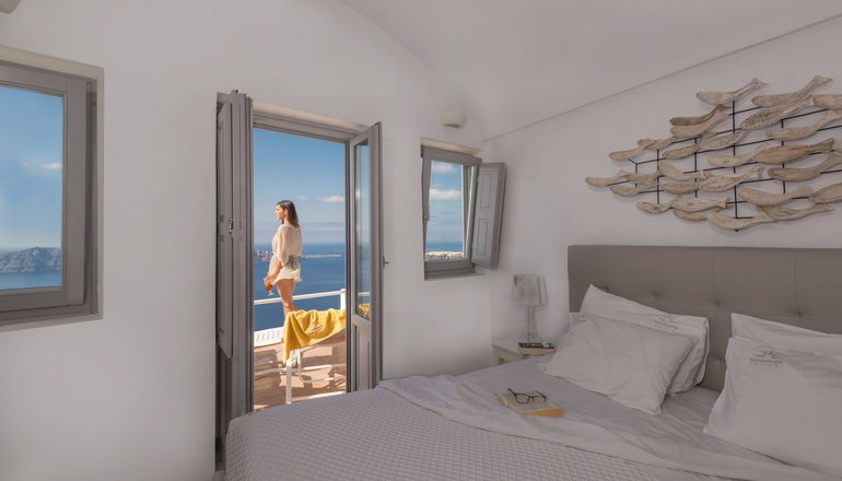 4* Iliovasilema Suites Santorini