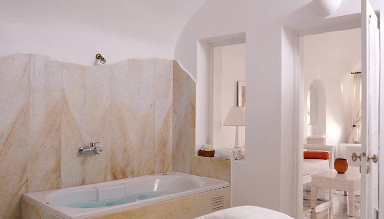 4* Iliovasilema Suites Santorini