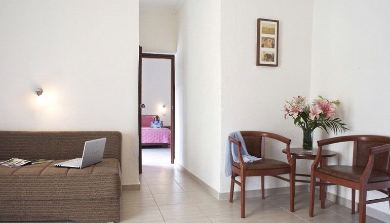 Stratos Hotel