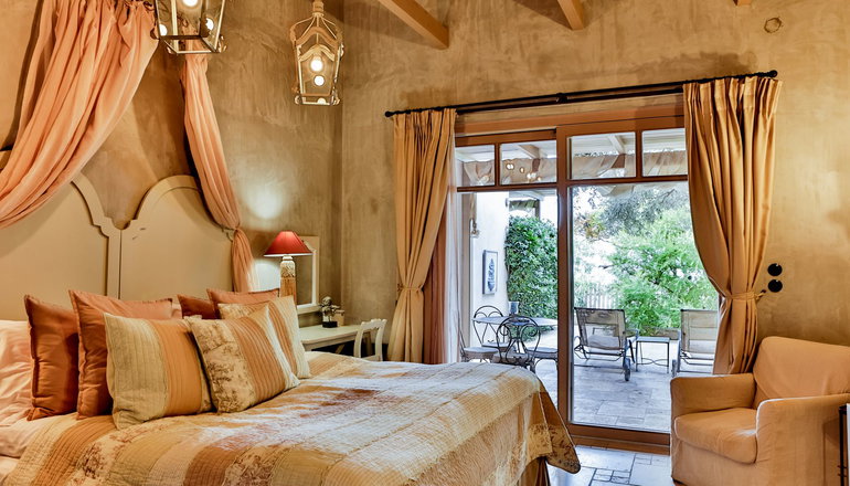 6 Keys Hotel