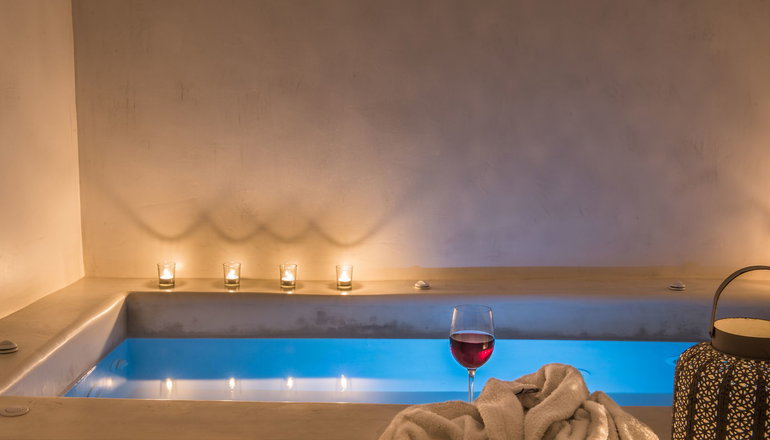 4* On The Rocks Hotel