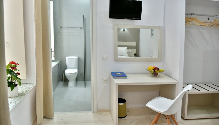 4* Douskos Port House
