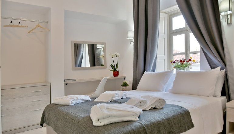 4* Douskos Port House