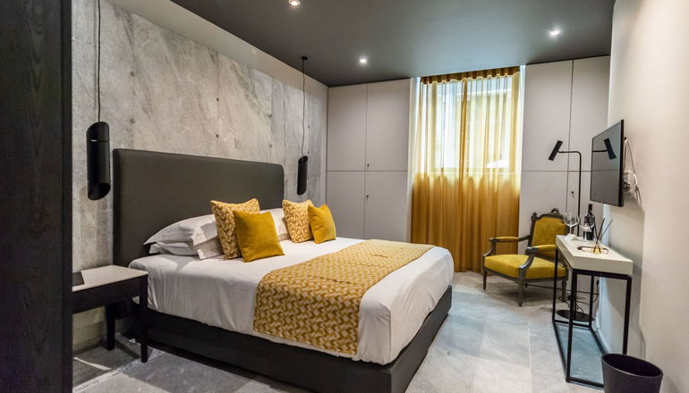 33 Solonos Suites