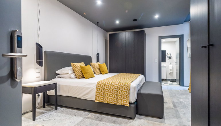 33 Solonos Suites