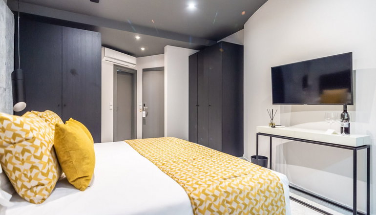 33 Solonos Suites