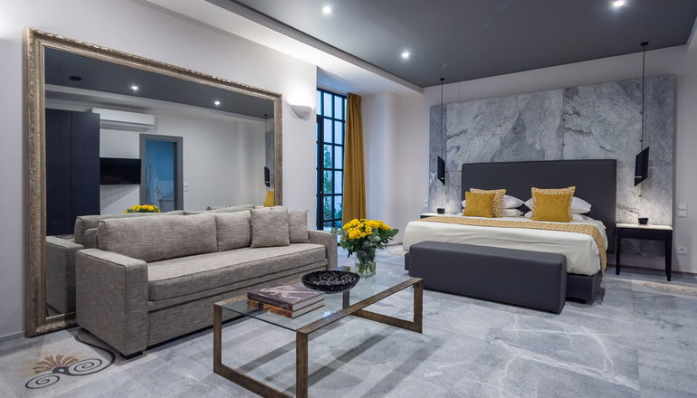 33 Solonos Suites