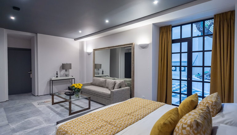 33 Solonos Suites