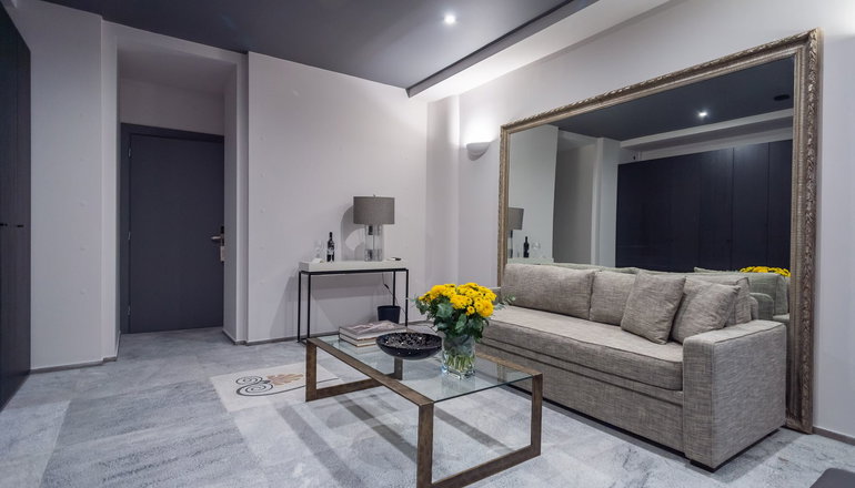 33 Solonos Suites