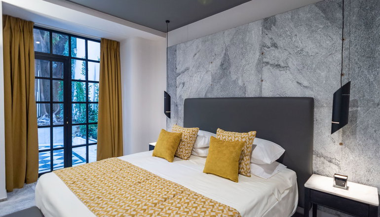 33 Solonos Suites