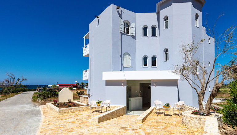 Pinelopi Beach Suites