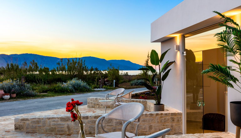 Pinelopi Beach Suites