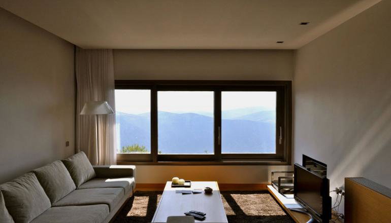 Elafivolia Arahova Suites