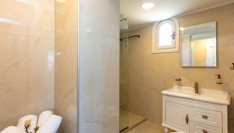 Pinelopi Beach Suites