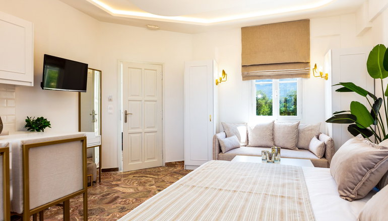 Pinelopi Beach Suites