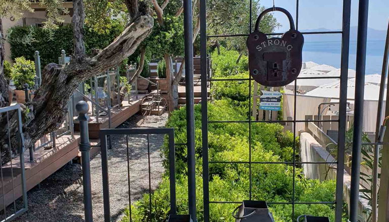 6 Keys Hotel