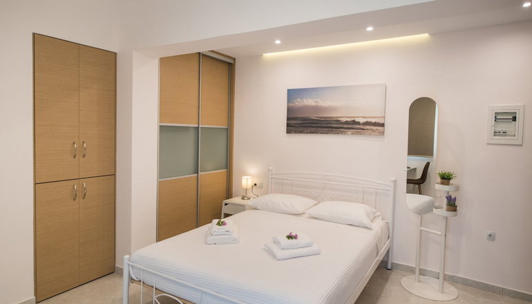 Bounatsa Studios & Apartments