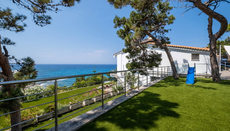 Icarus Luxury Beachfront Villa - Γιαλισκάρι, Ικαρία
