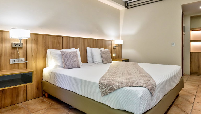 4* White Olive Premium Laganas