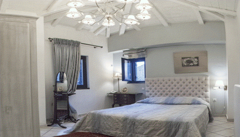 Ostra Menalon Luxury Suites