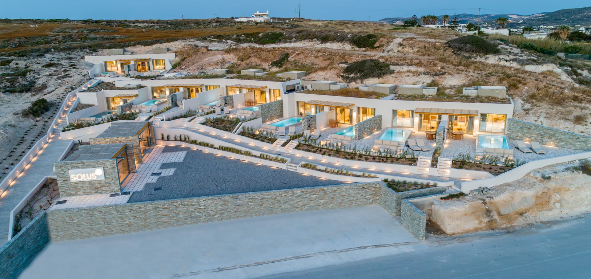 Solus Suites - Μήλος ✦ 2 Ημέρες (1 Διανυκτέρευση) ✦ 2 άτομα + 1 παιδί έως 3 ετών ✦ 2 ✦ έως 04/11/2026 ✦ Κοντά στην Παραλία!