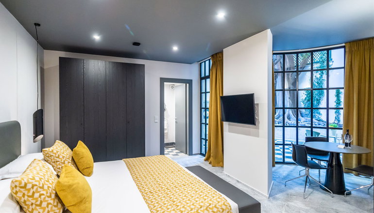 33 Solonos Suites
