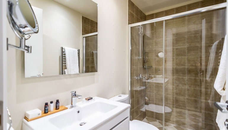 33 Solonos Suites