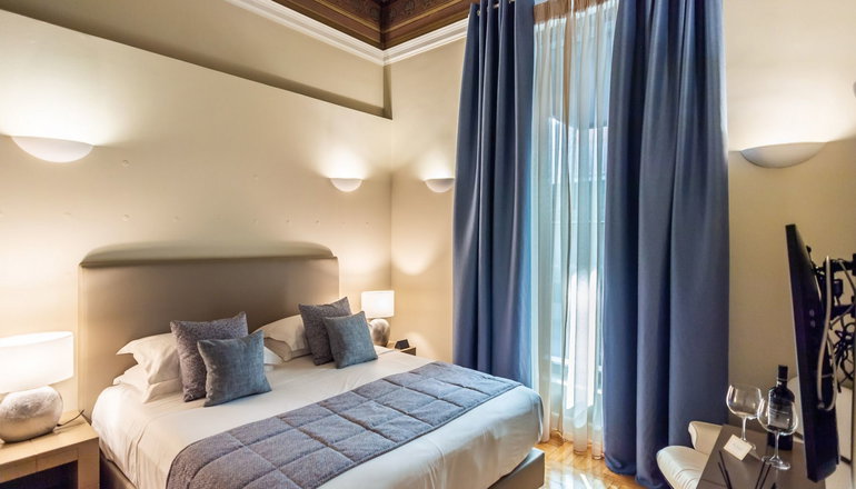 33 Solonos Suites