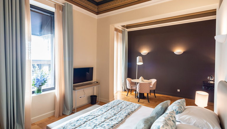 33 Solonos Suites