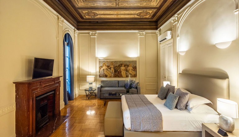 33 Solonos Suites
