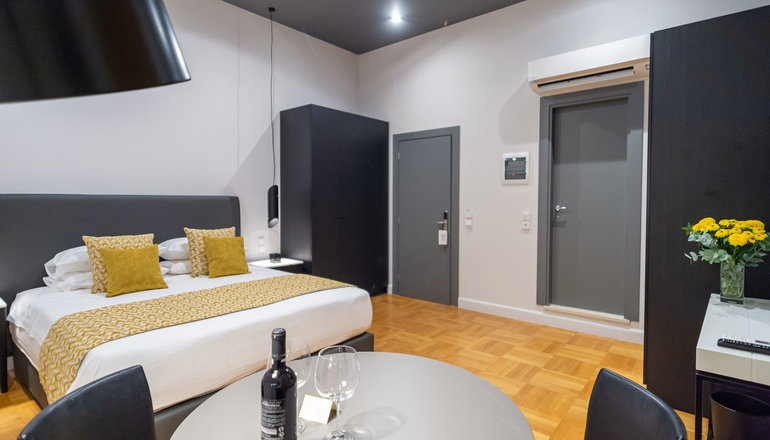 33 Solonos Suites