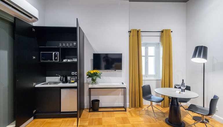 33 Solonos Suites