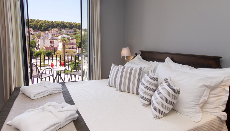 4* Aenos Hotel