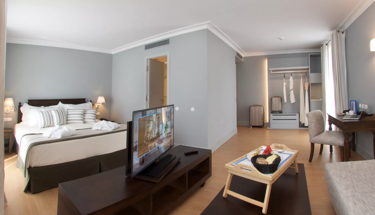 4* Aenos Hotel