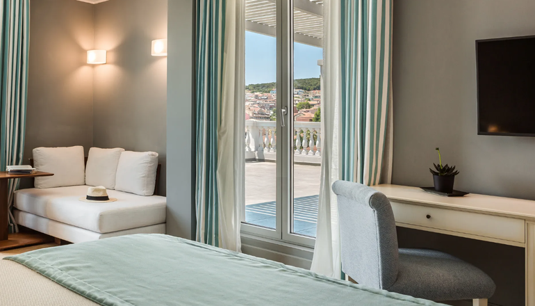 4* Aenos Hotel