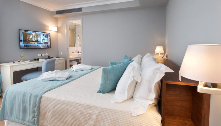 4* Aenos Hotel