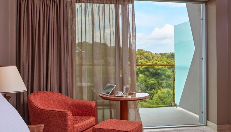 4* AKS Hinitsa Bay
